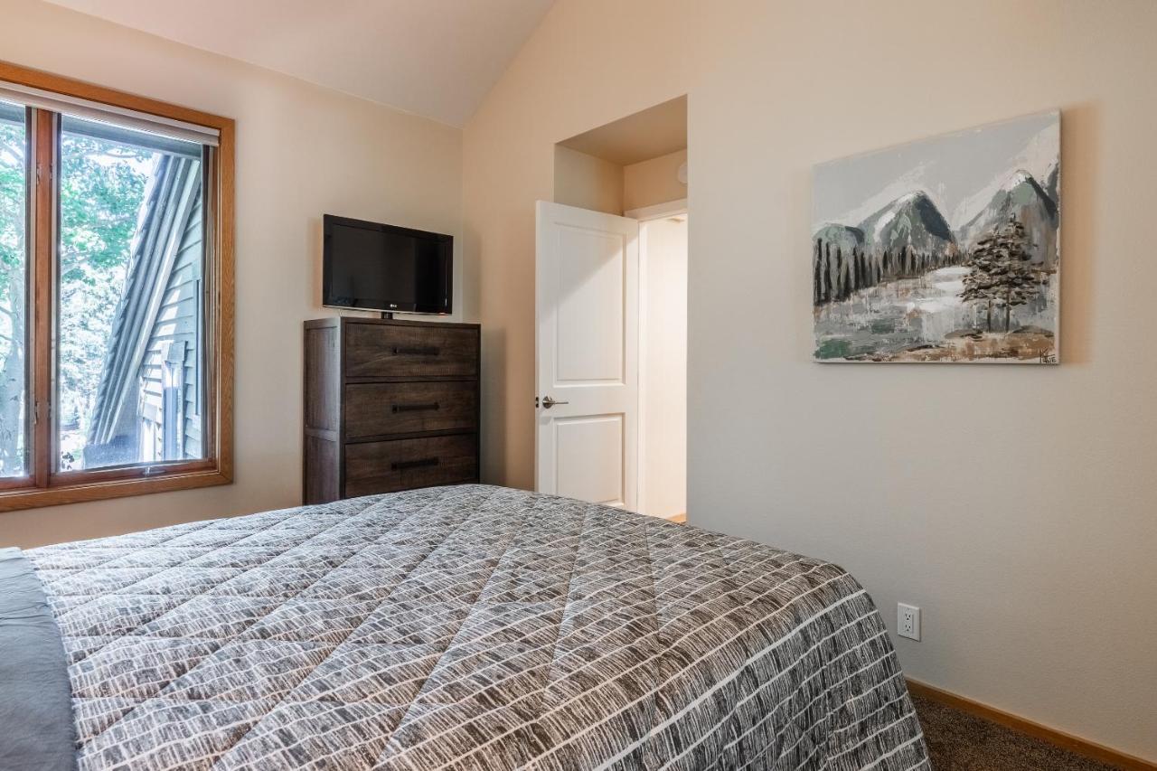 Updated 2 Bedroom Loft 3 Bathroom Snowcreek Phase V #860 Sleeps 6